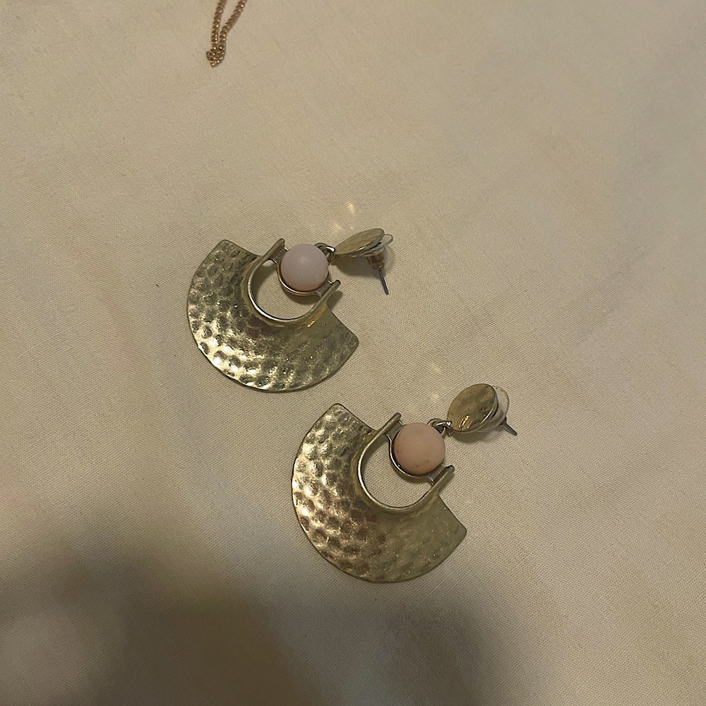 Elegant Geometric Stud Earrings | Hammered Gold Design with Pink Accent